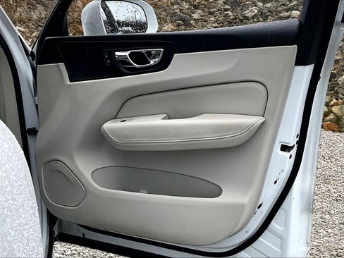 Used 2018 Volvo XC60 T5 Momentum w/ Convenience Package image 22