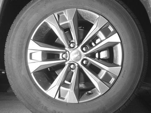Used 2025 Chevrolet Equinox LT FWD image 13