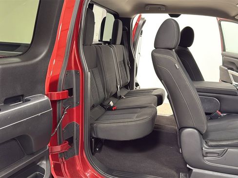 Used 2017 Nissan Titan SV image 17