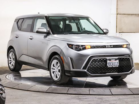 Used 2023 Kia Soul LX FWD image 3
