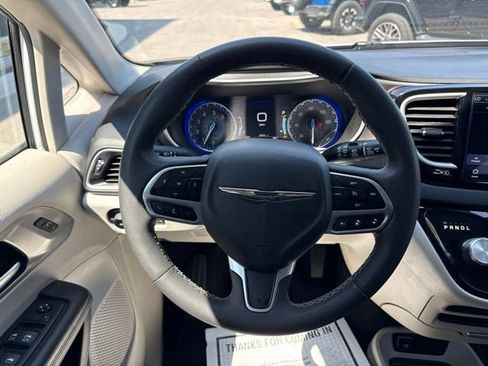 Used 2023 Chrysler Pacifica Touring-L FWD image 18
