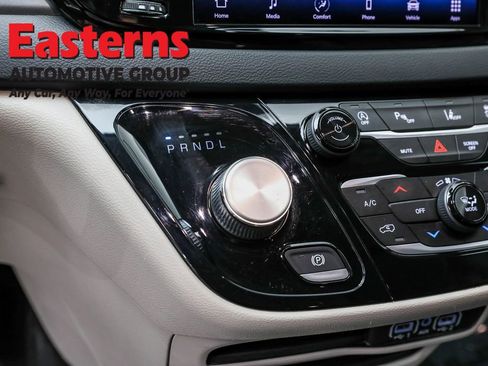 Used 2023 Chrysler Pacifica Touring-L image 13