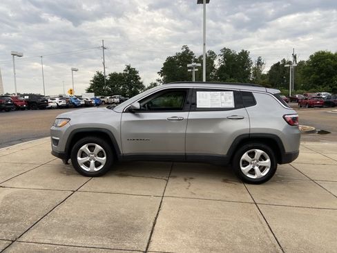 Used 2019 Jeep Compass Latitude FWD image 4