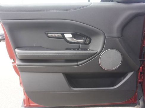 Used 2019 Land Rover Range Rover Evoque SE image 17