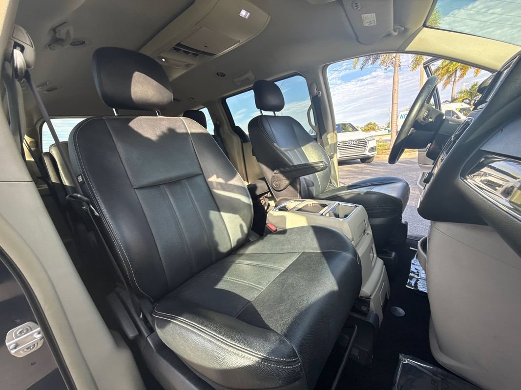 Used 2014 Chrysler Town & Country Touring FWD image 18
