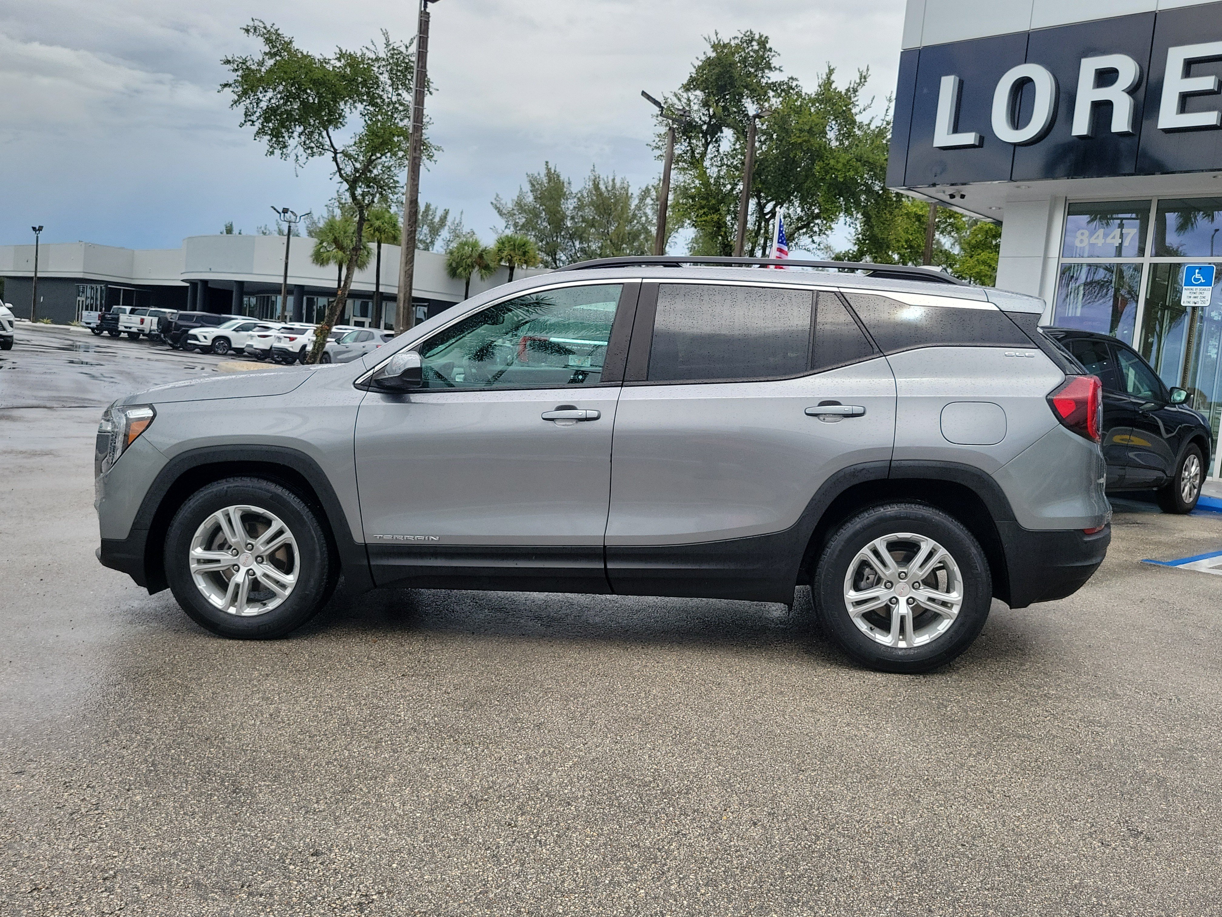 Used 2023 GMC Terrain SLE w/ Driver Convenience Package FWD image 8
