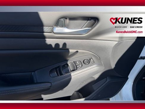 Used 2025 Nissan Altima 2.5 SV image 10