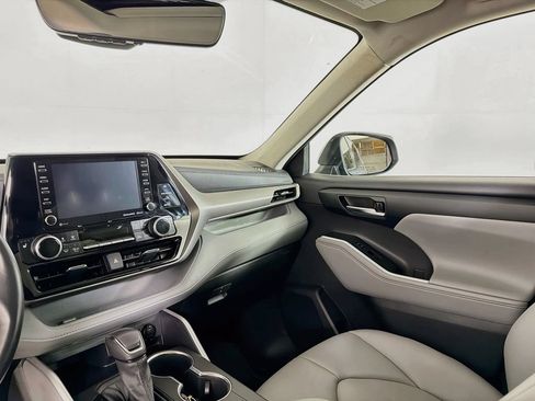 Used 2020 Toyota Highlander XLE AWD/4WD image 21
