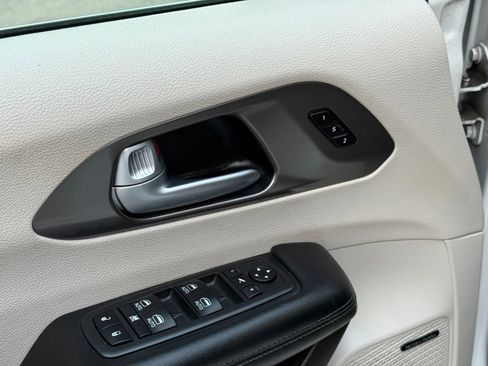 Used 2018 Chrysler Pacifica Limited image 31