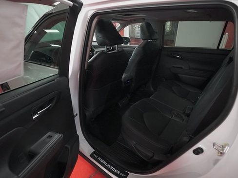 Certified 2022 Toyota Highlander XLE image 13