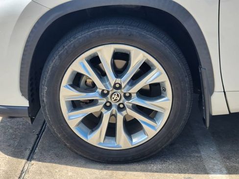 Certified 2021 Toyota Highlander Limited FWD image 10