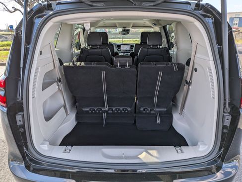 Used 2024 Chrysler Pacifica Touring-L image 32