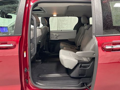 Used 2025 Toyota Sienna XLE image 45