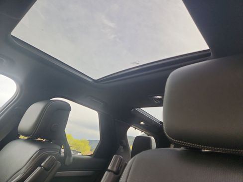 Used 2025 Land Rover Discovery Dynamic SE image 12