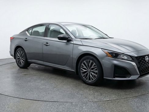Used 2025 Nissan Altima 2.5 SV FWD image 1