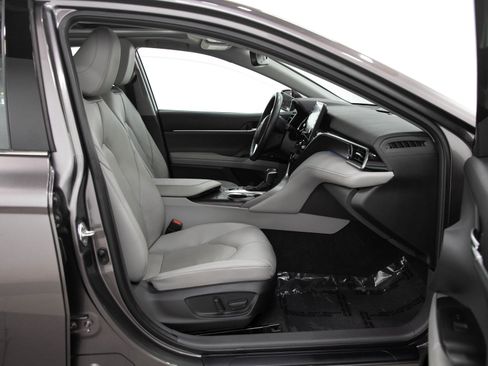 Used 2022 Toyota Camry XLE FWD image 11