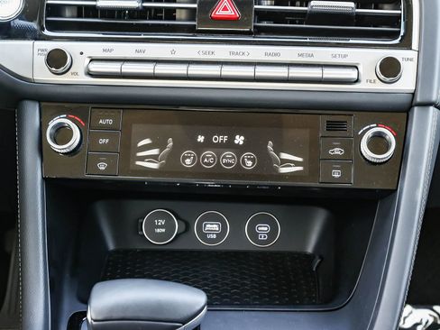 Used 2025 Genesis G70 2.5T image 15