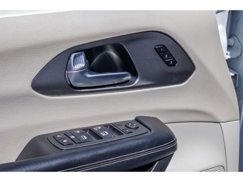 Used 2022 Chrysler Pacifica Touring-L FWD image 21