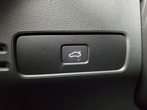 Certified 2025 Volvo XC40 B5 Plus image 37