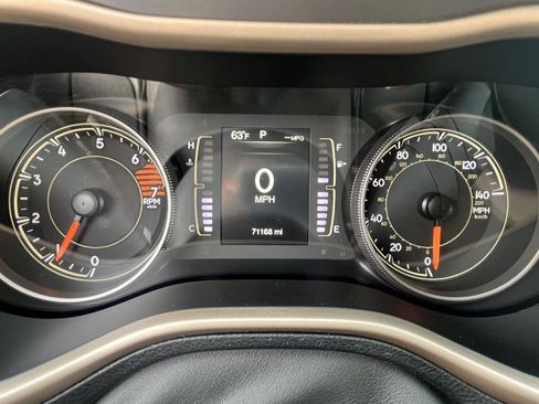 Used 2017 Jeep Cherokee Latitude FWD image 5