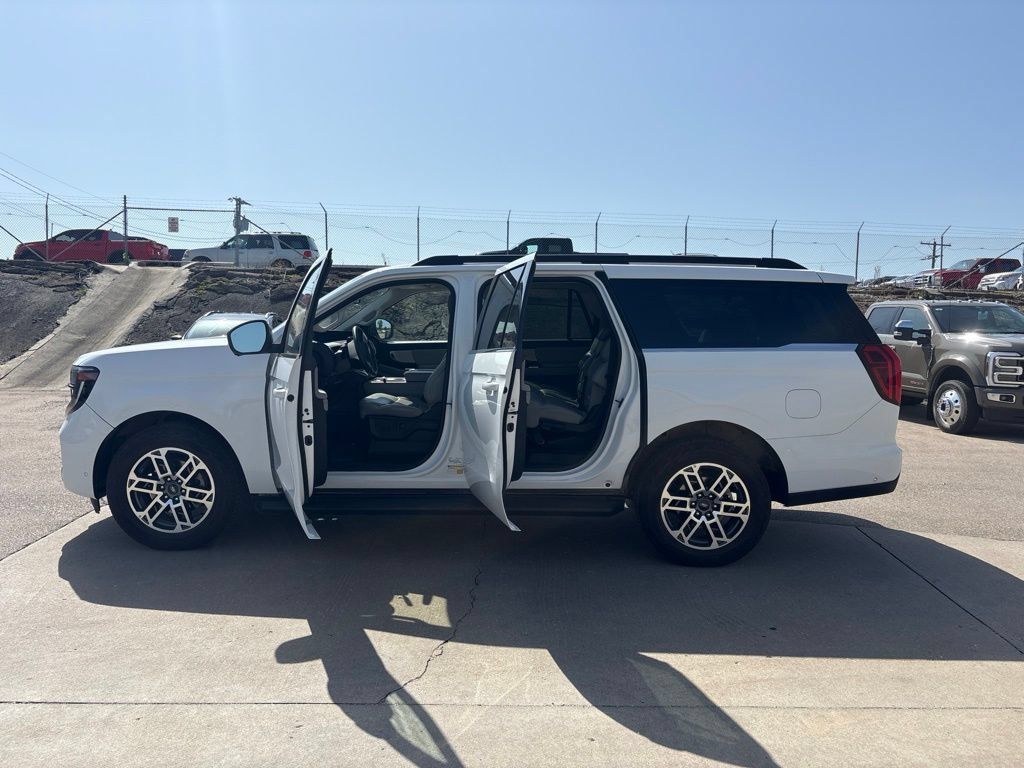 Used 2025 Ford Expedition Max Active AWD/4WD image 4