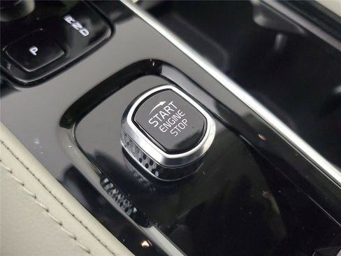 Certified 2025 Volvo XC90 B5 Plus w/ Protection Package AWD/4WD image 32