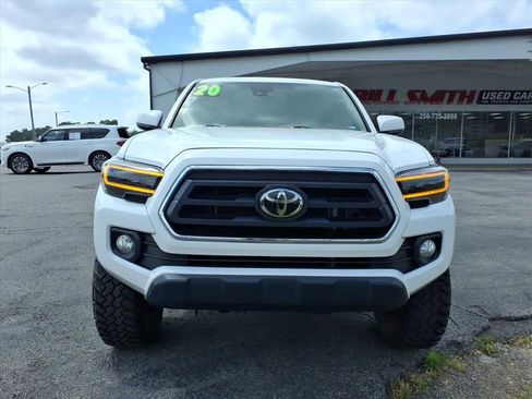 Used 2020 Toyota Tacoma SR5 AWD/4WD image 2