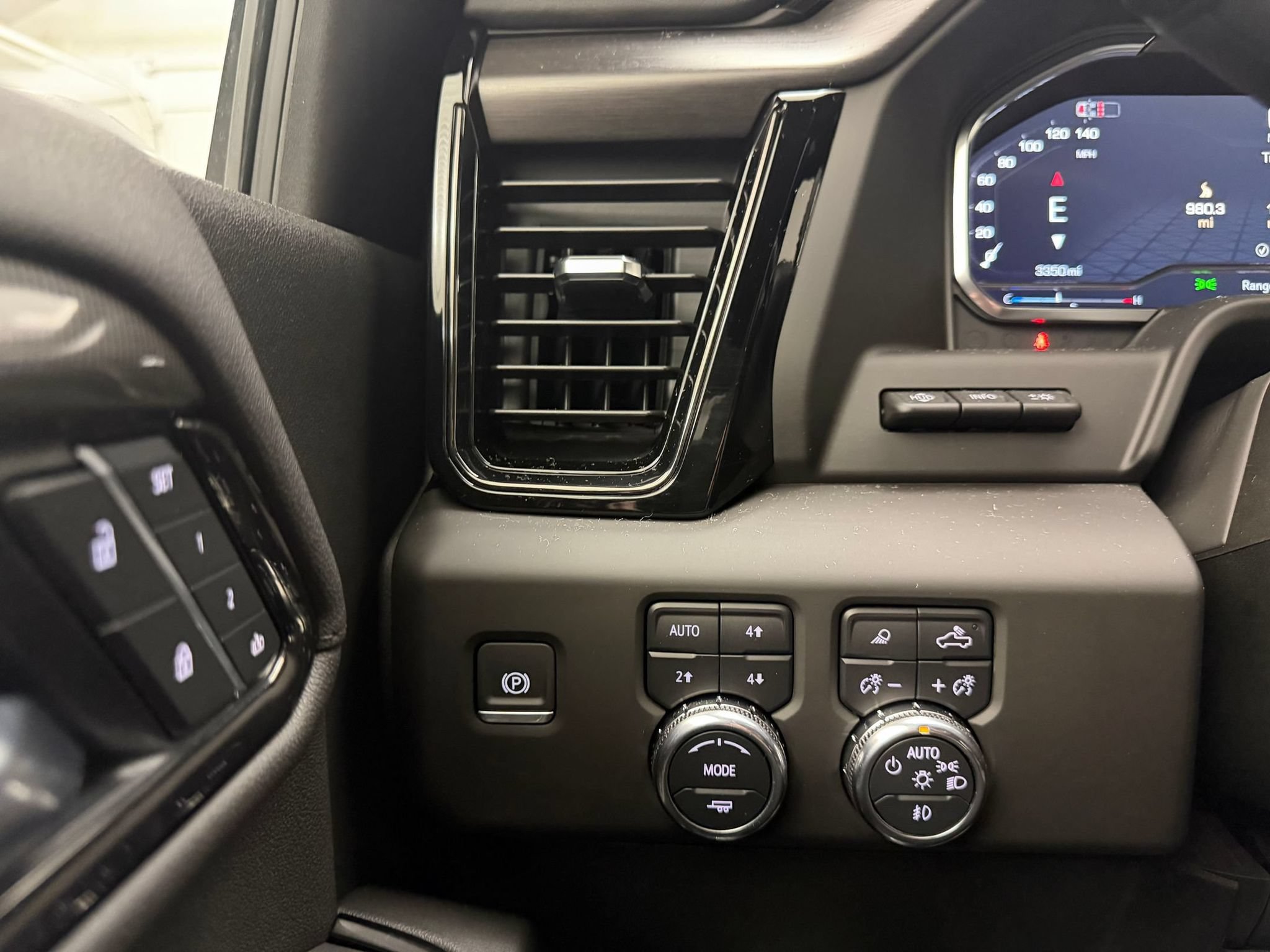 Used 2025 GMC Sierra 3500 AT4 w/ AT4 Premium Plus Package AWD/4WD image 34