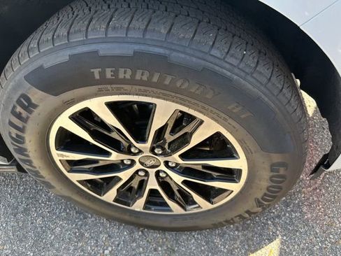 Used 2025 Ford Expedition Platinum image 9