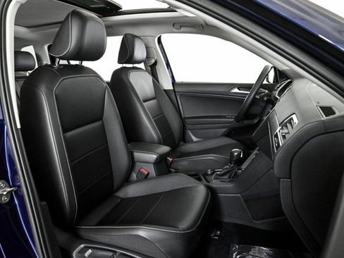 Used 2021 Volkswagen Tiguan SE w/ Panoramic Sunroof Package image 17