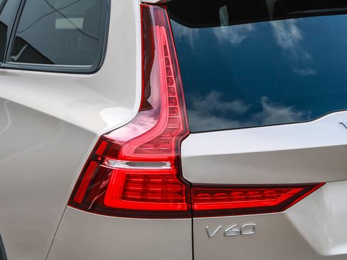 Used 2025 Volvo V60 B5 Cross Country Ultra w/ Protection Package Premier AWD/4WD image 7