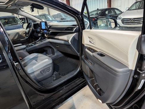 Used 2021 Toyota Sienna XLE w/ XLE Plus Package FWD image 30