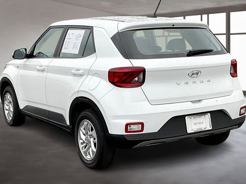 Certified 2025 Hyundai Venue SE image 4