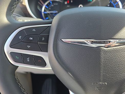 Used 2022 Chrysler Pacifica Limited image 16