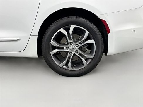 Used 2024 Chrysler Pacifica Pinnacle w/ Trailer Tow Group AWD/4WD image 36