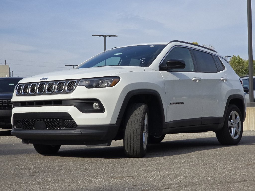 Used 2023 Jeep Compass Latitude w/ Convenience Group AWD/4WD image 9