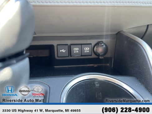 Used 2021 Toyota Highlander XLE AWD/4WD image 18