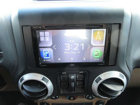Used 2014 Jeep Wrangler Unlimited Sahara w/ Dual Top Group AWD/4WD image 32