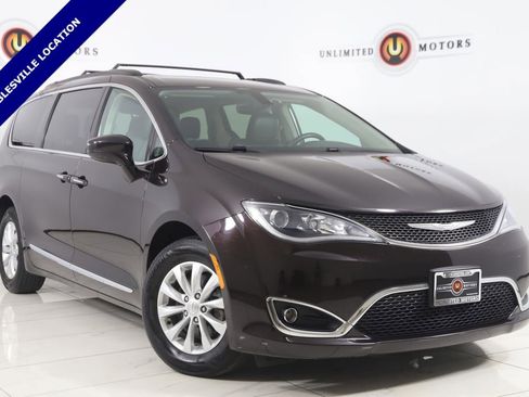 Used 2017 Chrysler Pacifica Touring-L image 1