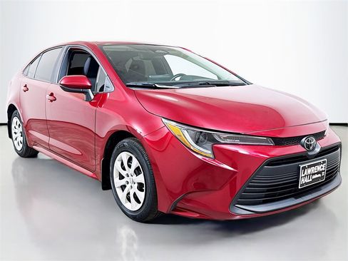Used 2025 Toyota Corolla LE image 3