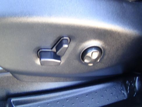 Certified 2025 Chrysler Pacifica Select FWD image 18