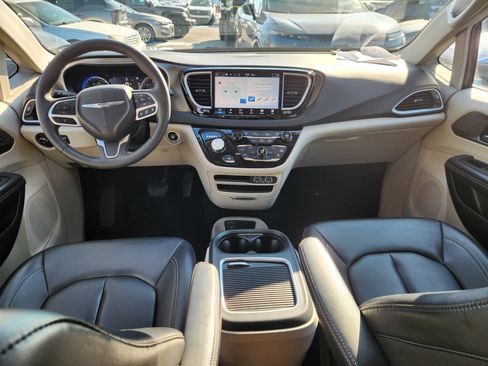 Used 2023 Chrysler Pacifica Touring-L image 8