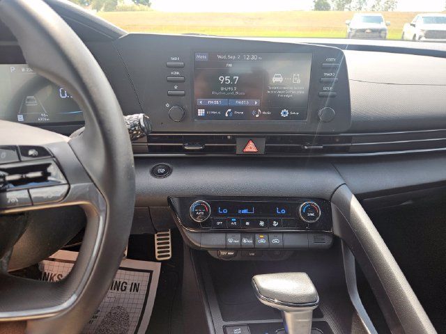 Used 2025 Hyundai Elantra Sport FWD image 17