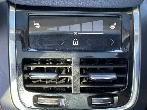 Used 2020 Volvo XC90 T6 Momentum w/ Protection Package Premier image 17