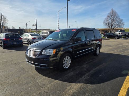 Used 2016 Chrysler Town & Country Touring w/ Driver Convenience Group FWD image 3