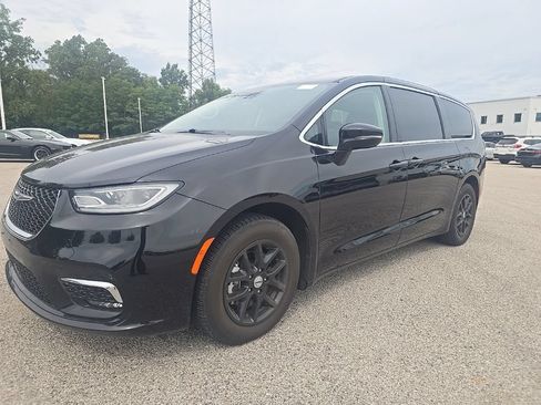 Used 2024 Chrysler Pacifica Touring-L FWD image 1