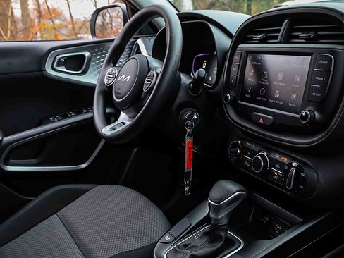 Certified 2025 Kia Soul LX w/ LX Technology Package image 25