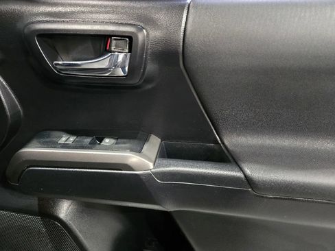 Used 2020 Toyota Tacoma TRD Sport w/ Technology Package image 6