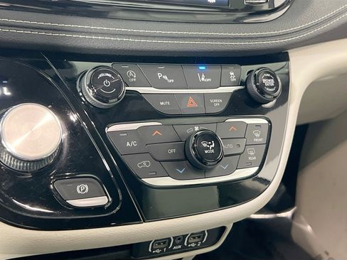 Used 2021 Chrysler Pacifica Touring-L image 15