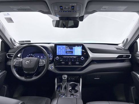 Used 2020 Toyota Highlander Platinum AWD/4WD image 2